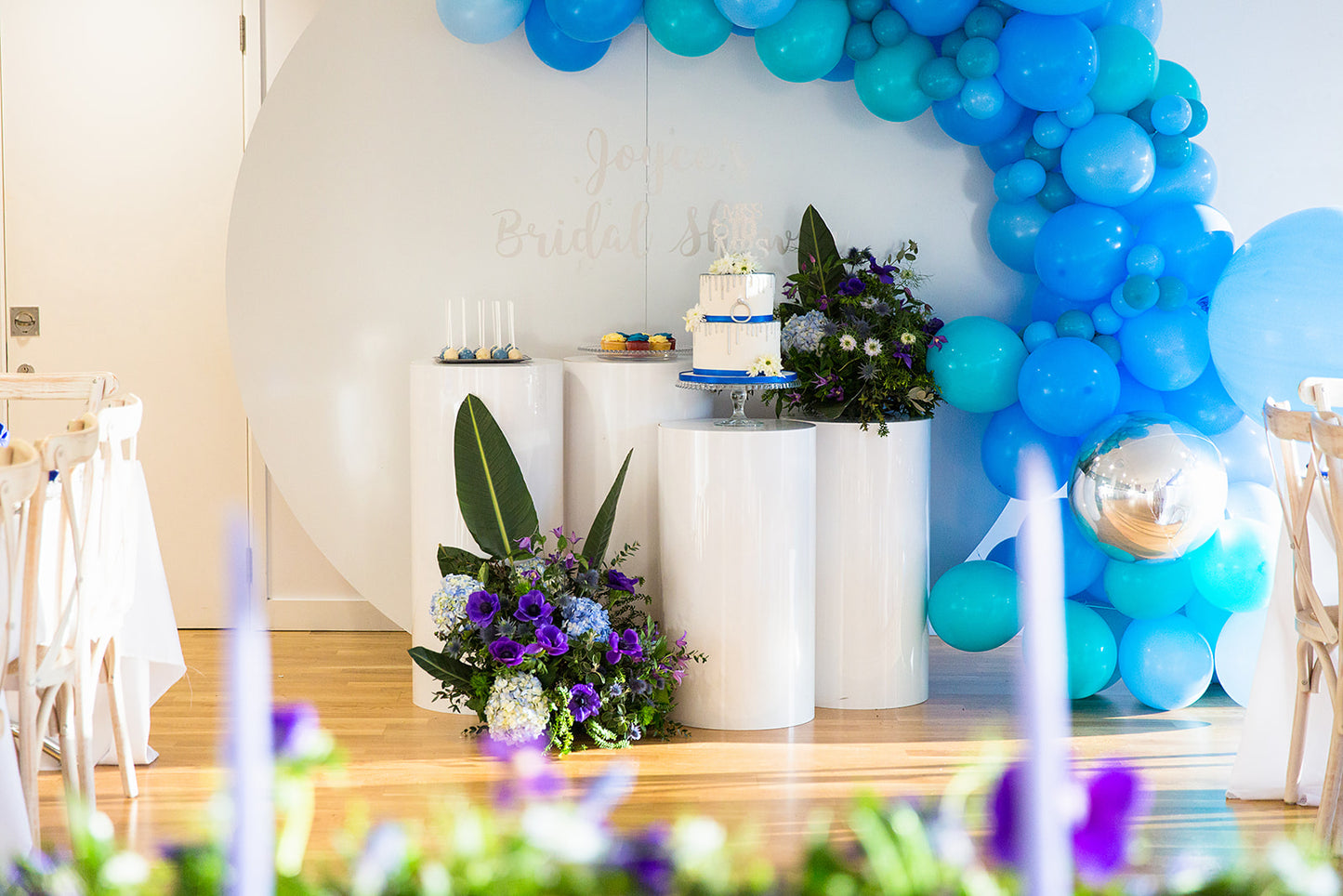 Round backdrop with balloons, plinth and sign